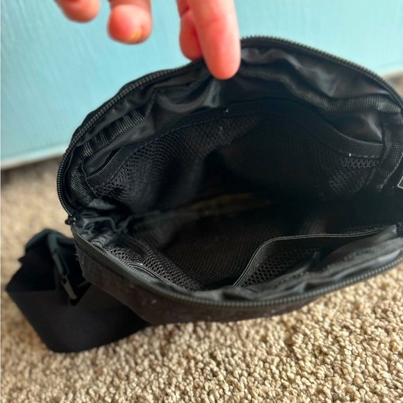 Gaiam black belt bag - Picture 3 of 3